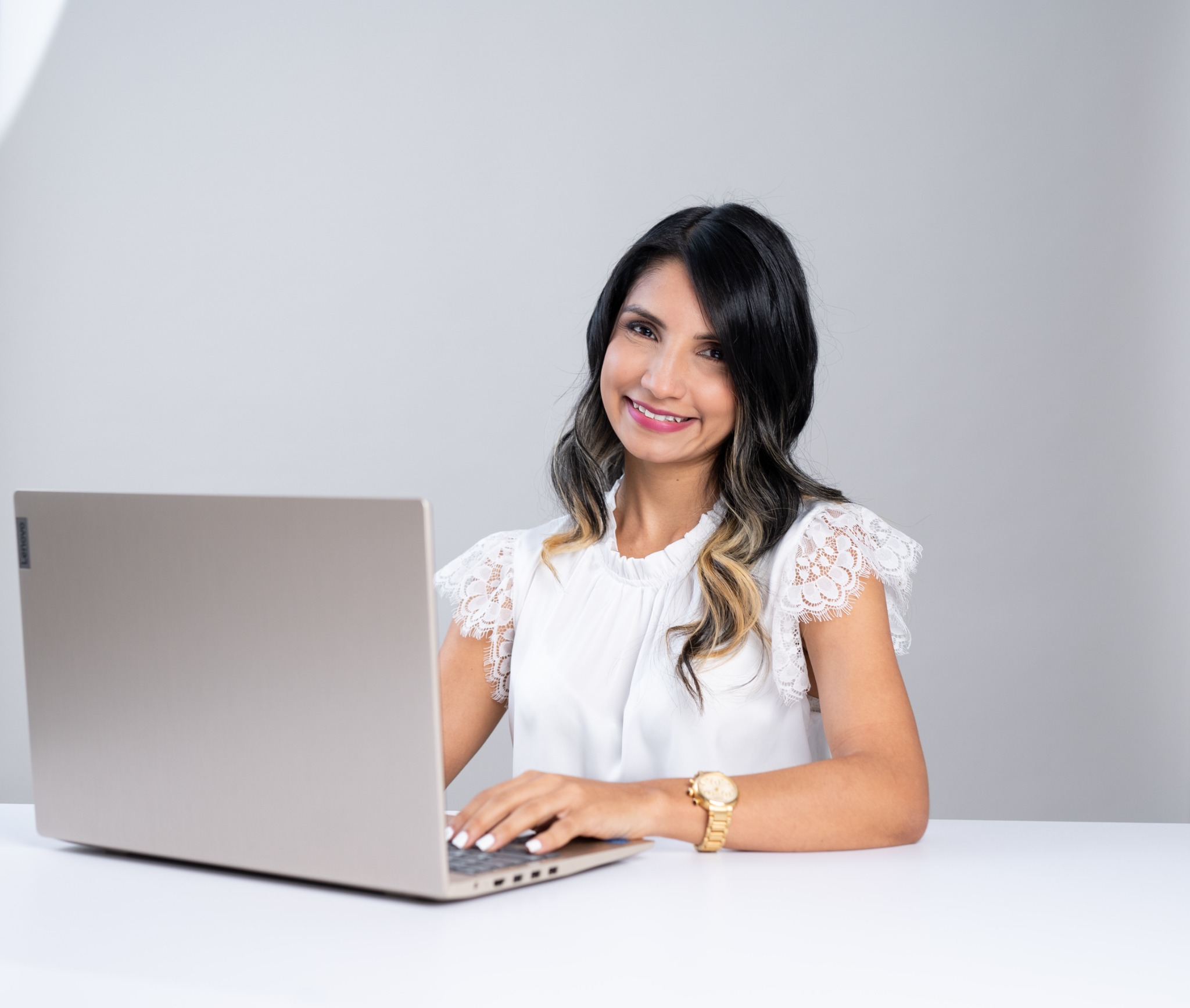 Mariángel Álvarez trabajando frente a su computadora